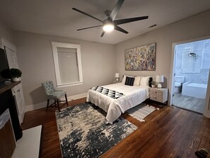 3 bedrooms, travel cot, WiFi, bed sheets - Beautiful Preserved Downtown Casa Antigua with Hot Tub and Patio (Savannah)