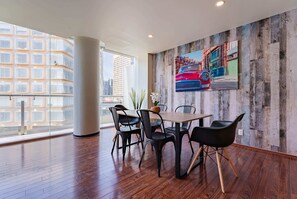 Apartment, 3 Bedrooms | Dining room