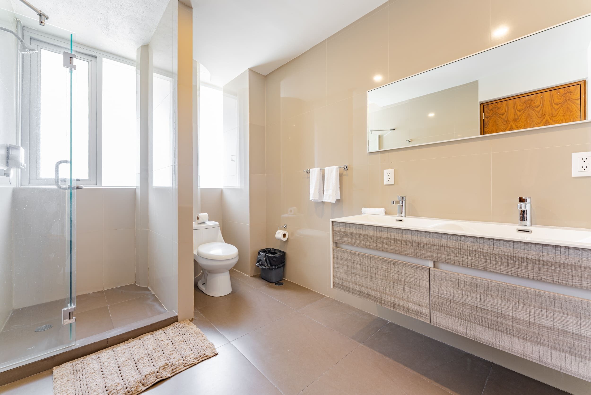 Apartemen Superior | Kamar mandi | Shower, pancuran hujan, perlengkapan mandi gratis, dan pengering rambut