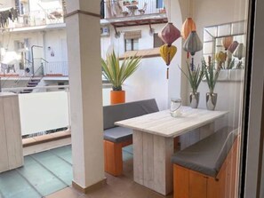 Outdoor dining - Pure Buddha Sitges Centre Beach Apartment (Sitges)