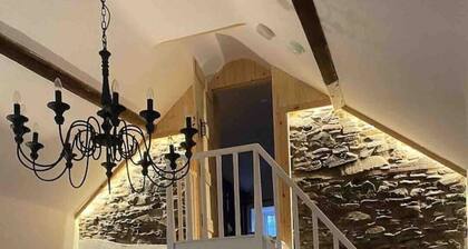 Old Stone Cottage - historical cottage with woodburner, great trails