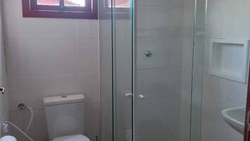 Chuveiro, secador de cabelo, toalhas de banho, sabonete