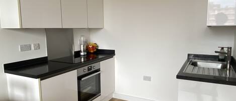 Fridge, oven, stovetop, coffee/tea maker