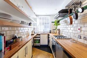 Fridge, oven, stovetop, coffee/tea maker - Gorgeous Angel Flat (London)