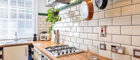 Fridge, oven, stovetop, coffee/tea maker