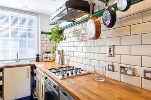 Kühlschrank, Ofen, Herdplatte, Wasserkocher mit Kaffee-/Teezubehör