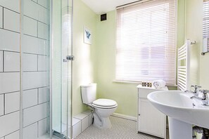 Douche, sèche-cheveux, serviettes fournies