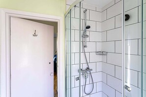 Douche, sèche-cheveux, serviettes fournies