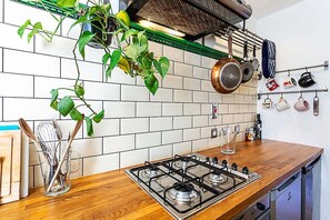 Fridge, oven, stovetop, coffee/tea maker - Gorgeous Angel Flat - One bedroom  (London)