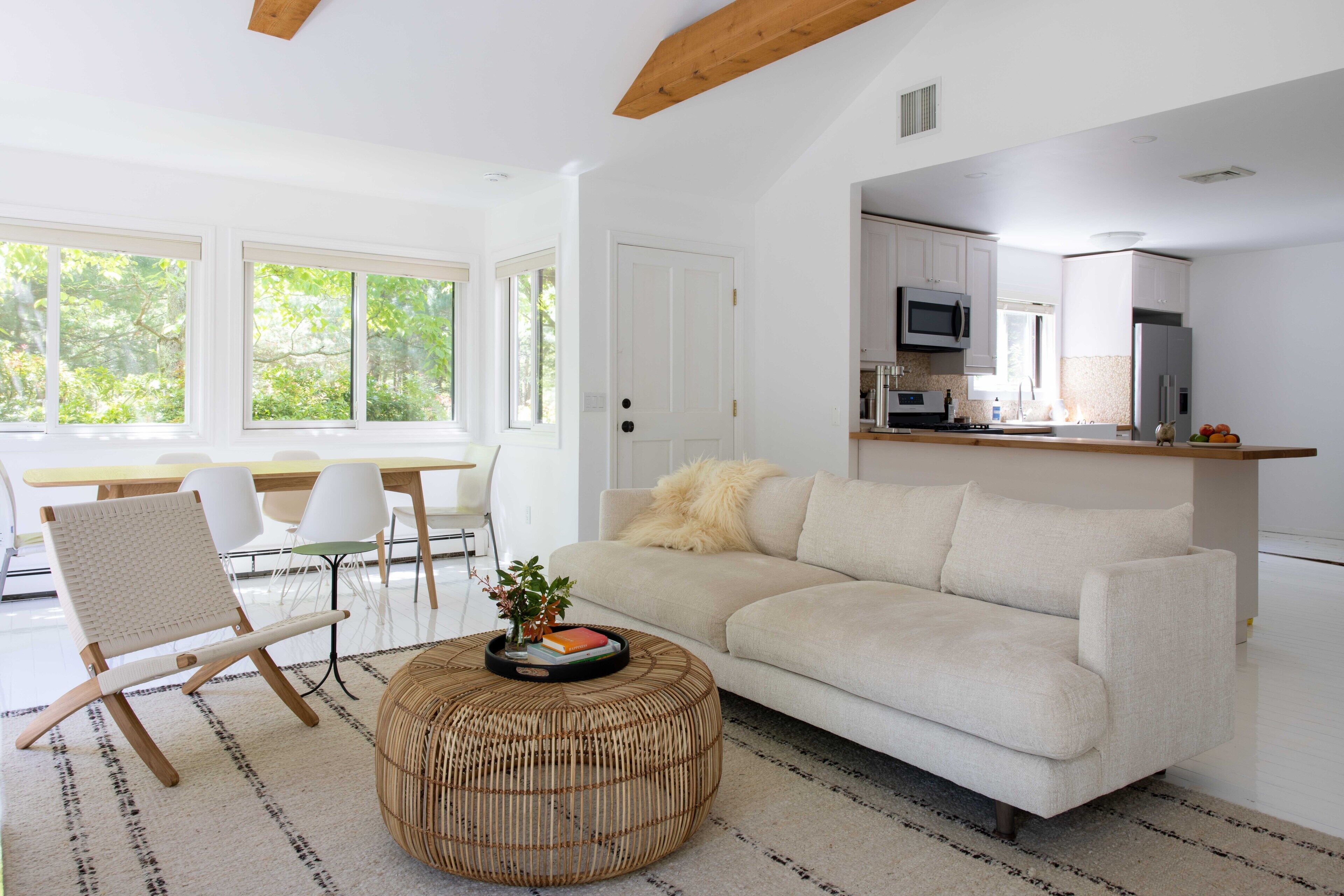 Chic cottage on lush, secluded acre 5 minute walk to the beach.