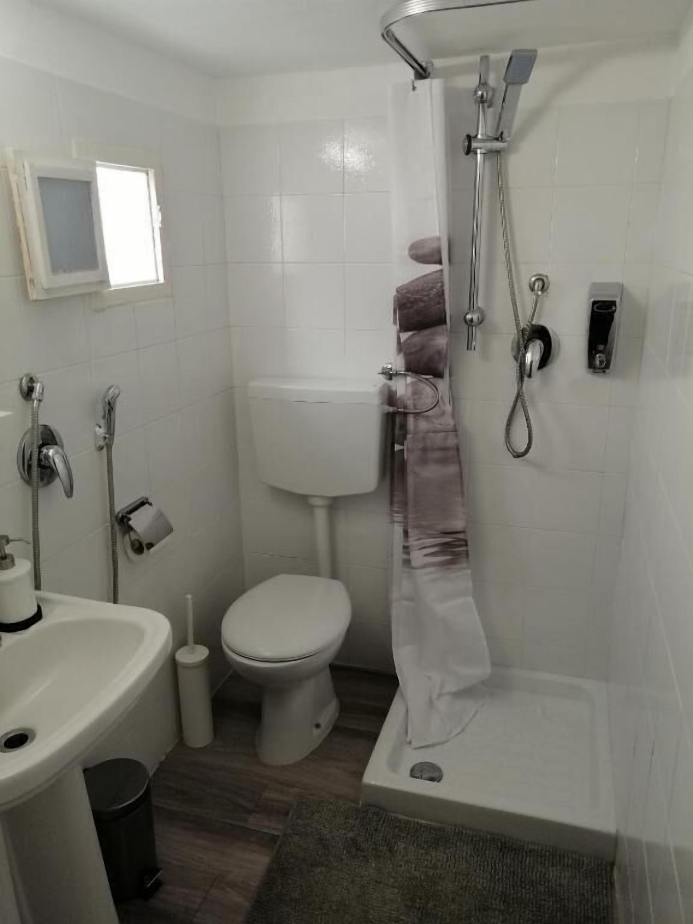 Articles de toilette gratuits, sèche-cheveux, serviettes fournies