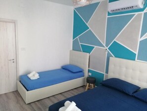 Desk, iron/ironing board, free WiFi - Newhouse 336 (Bari)