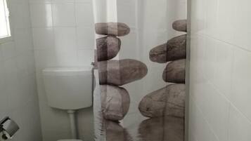 Gratis toiletartikelen, een haardroger, handdoeken