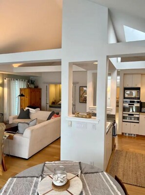 Smart TV, fireplace, books, stereo