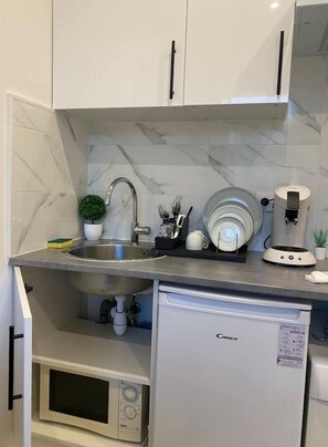 Een koelkast, een microgolfoven, een kookplaat