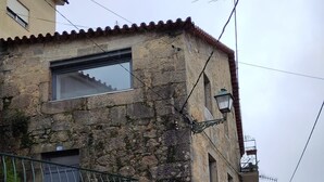 Un bâtiment en pierre sur lequel on peut lire l’inscription : « Travesseiro das Nogueiras ».
