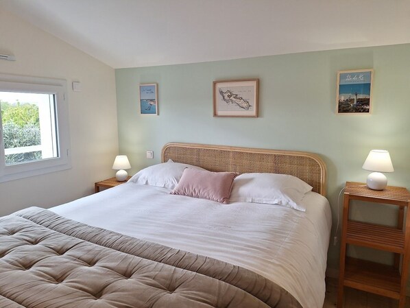 2 chambres, bureau, fer et planche à repasser, lit de bébé portatif