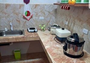 Perushuone | Yksityinen keittiö | Täysikokoinen jääkaappi, riisinkeitin