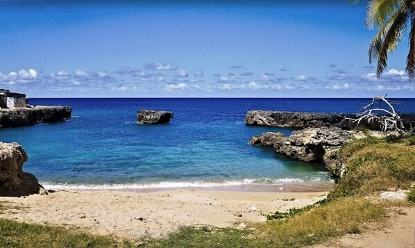 Ranta lähistöllä, valkoista hiekkaa