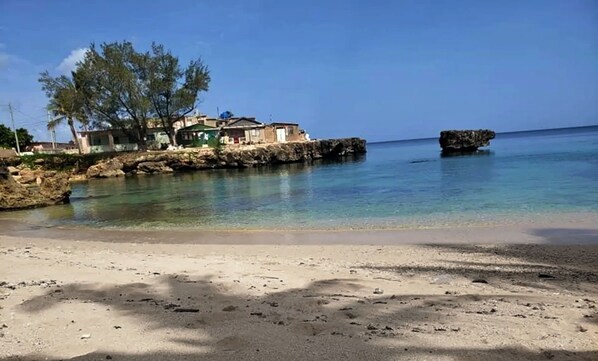 Ranta lähistöllä, valkoista hiekkaa