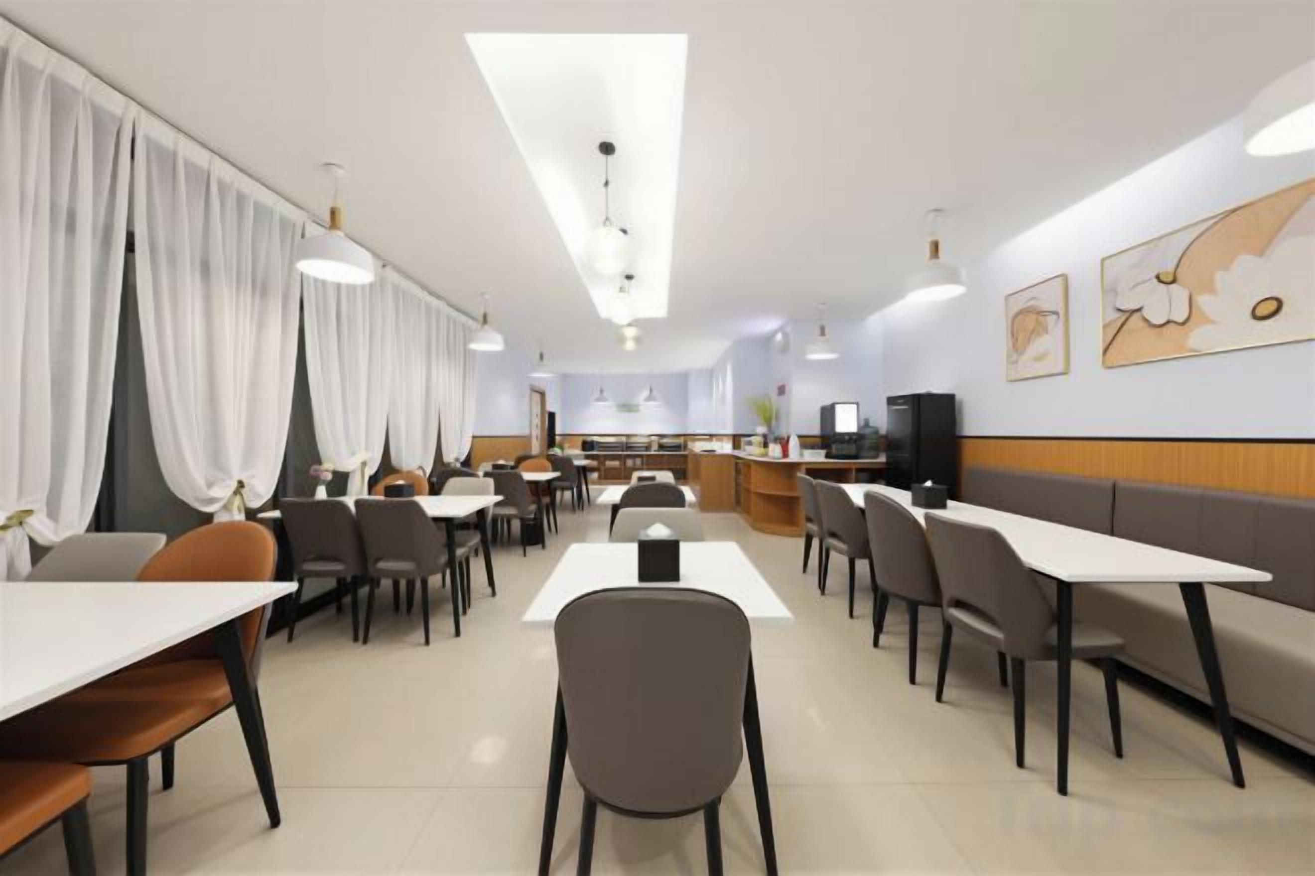 Un comedor moderno con mesas, sillas, una barra y un televisor.