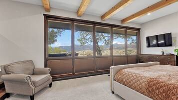 5 bedrooms, desk, iron/ironing board, WiFi (free)