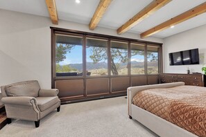 5 bedrooms, desk, iron/ironing board, free WiFi