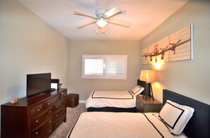 Condo superluxo | 3 quartos, ferros/tábuas de passar roupa, Wi-Fi de cortesia