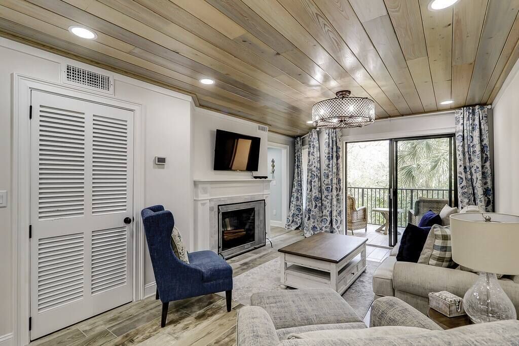 TV, fireplace