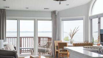 Smart TV, books, stereo