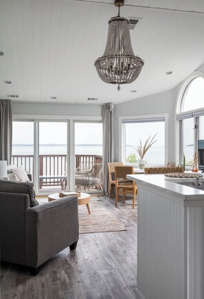 Smart TV, libros y estéreo 