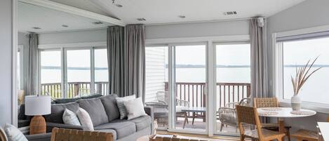 TV connectée, livres, chaîne hi-fi