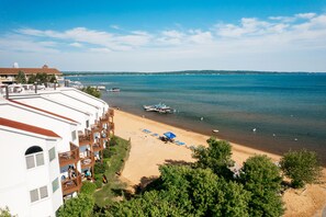 Accommodatie ligt op het strand, strandlakens