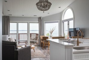 TV connectée, livres, chaîne hi-fi