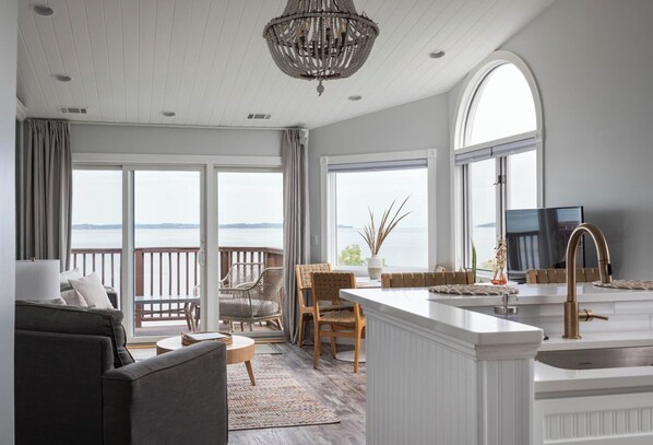 Smart-tv, boeken en een stereo