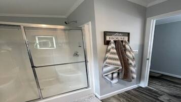 Douche, serviettes fournies