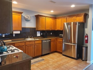 Condo (WW301 East Leaming Ave-H) | Dapur peribadi | Ketuhar gelombang mikro, ketuhar, mesin basuh pinggan mangkuk 