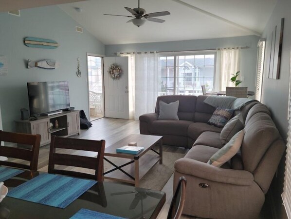 Condo (WW301 East Leaming Ave-H) | Living room | Flat-screen TV - Ww301 East Leaming Ave-h (Wildwood)
