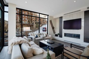 Smart TV, fireplace, video game console, Netflix - 3B lux ski-in/ski-out,gondola,rentals,Peloton bike (Park City)