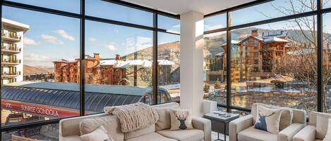 Smart TV, chimenea, consola de videojuegos y Netflix