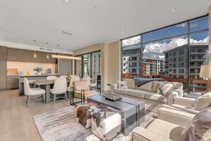 Smart TV, caminetto, console per videogiochi, Netflix