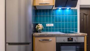 Apartemen Eksklusif | Dapur pribadi | Lemari es besar, microwave, oven, dan mesin pembuat kopi/teh