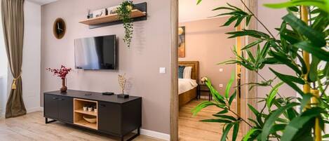 Exclusive Apartment | Living area | 90-cm LED TV with satellite channels, TV, Netflix
