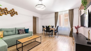 Un salon moderne comprenant un canapé, une table basse, une table à manger et des chaises.