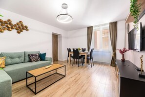 Exclusive Apartment | Living area | 90-cm LED TV with satellite channels, TV, Netflix - Schei Gate Apartment (Brasov)