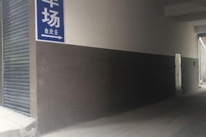 A corridor with a directional sign indicating a parking area. - Shangding Hotel (Jinchuan)