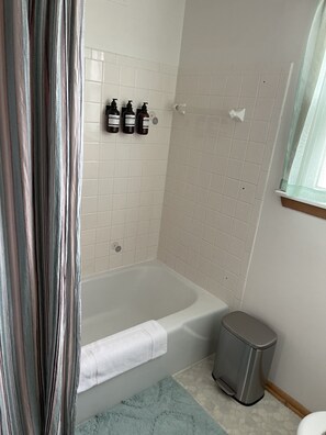 Sèche-cheveux, serviettes fournies, savon, shampoing