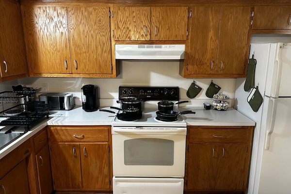 Jääkaappi, mikroaaltouuni, uuni, liesi