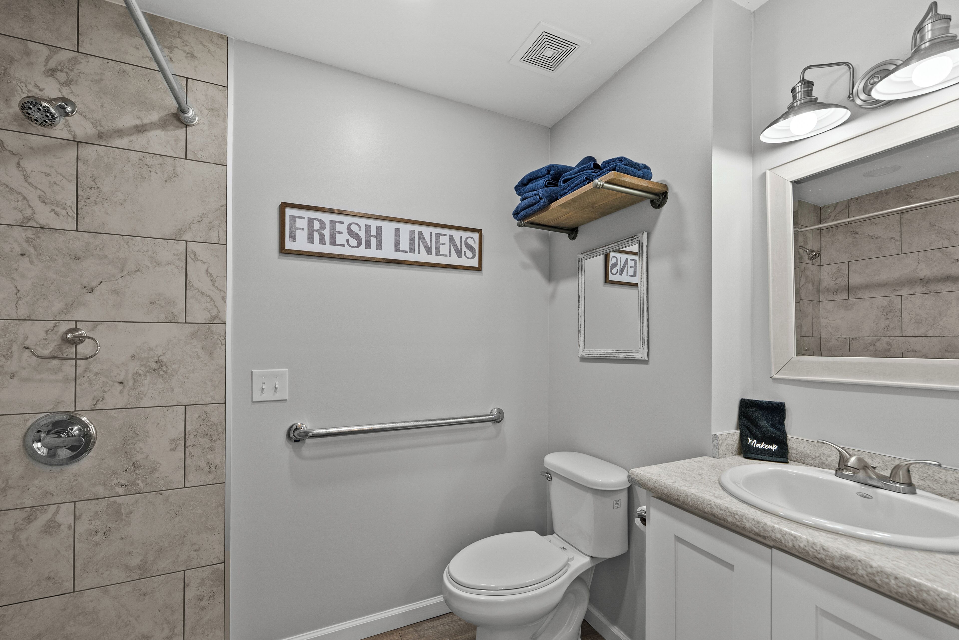 Serviettes fournies, papier toilette