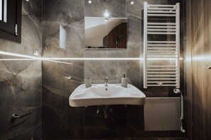 Dusche, Haartrockner, Handtücher, Seife